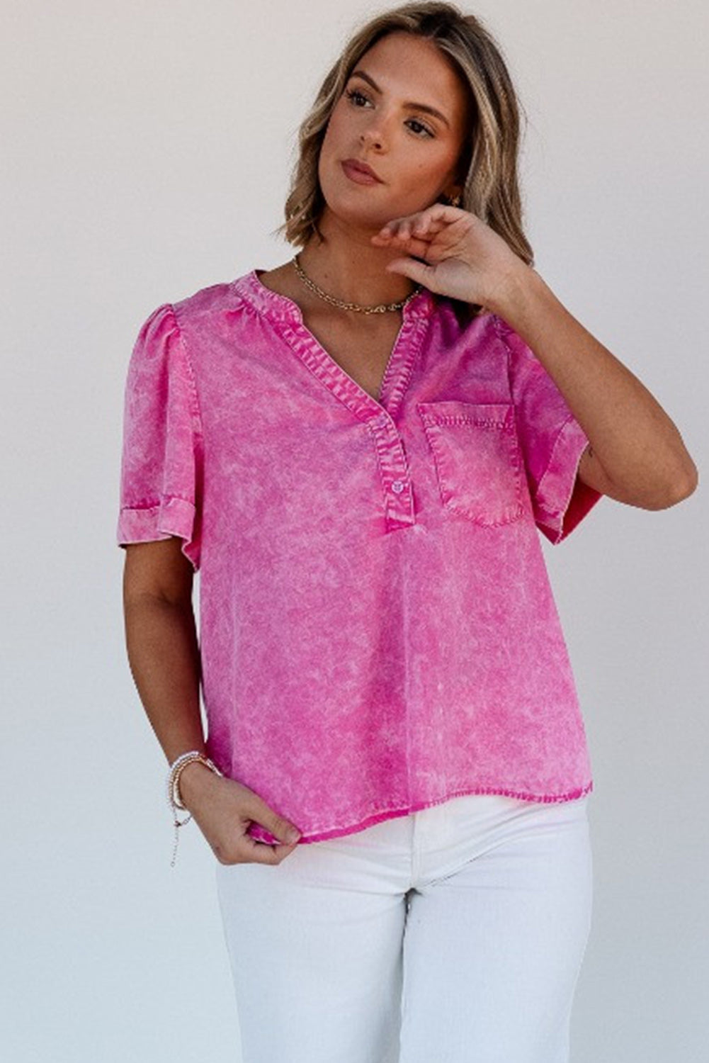 Tasca in tasca con il collo split minerale rosa brillante top in denim