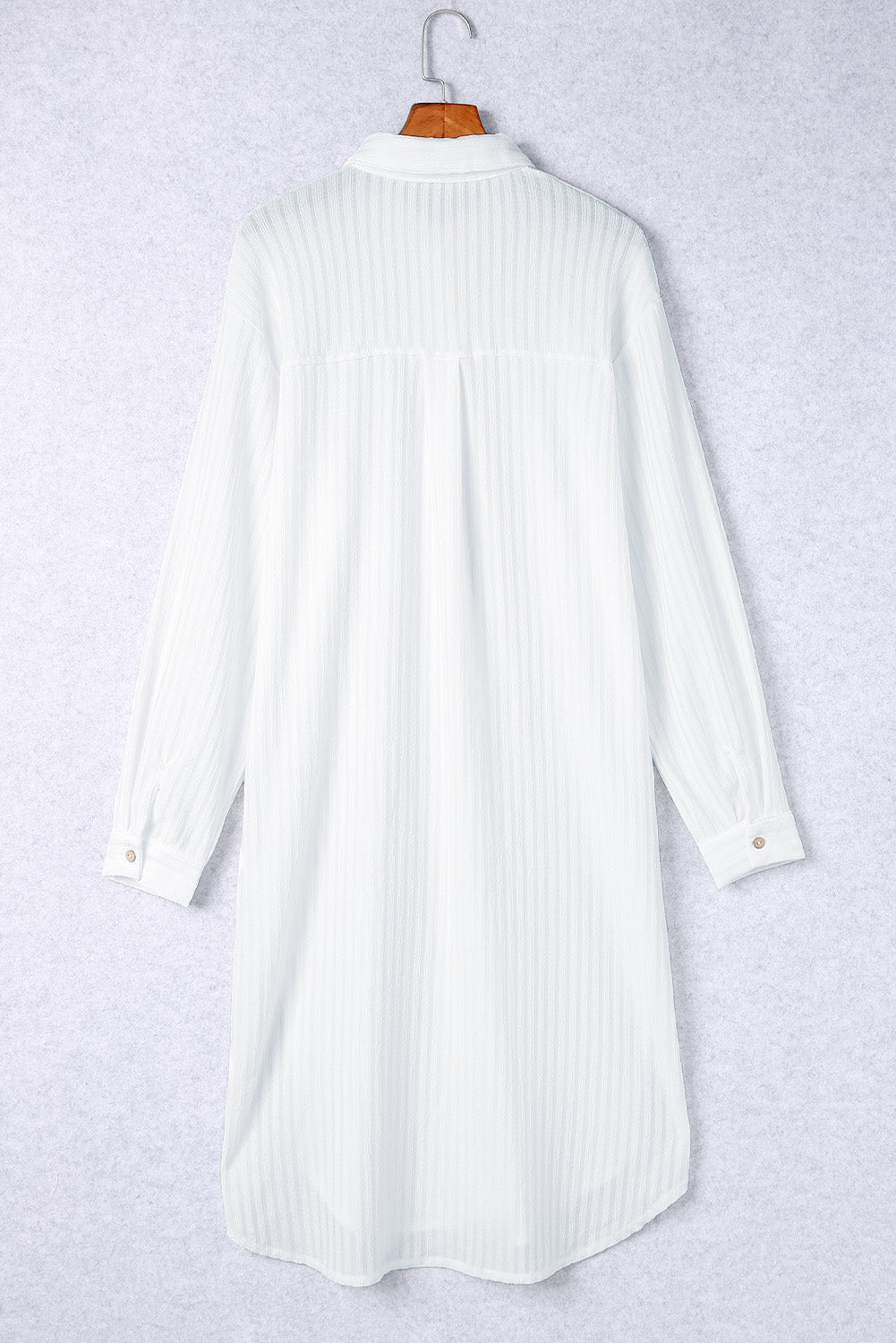 Robe chemise blanche à rayures et boutons froissés sur le devant