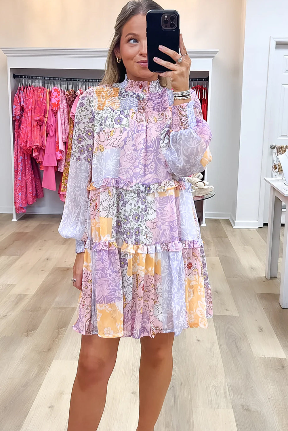 Robe multicolore à fleurs smockées, col montant, volants et manches bouffantes à plusieurs niveaux