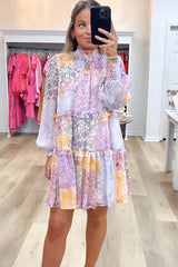 Robe multicolore à fleurs smockées, col montant, volants et manches bouffantes à plusieurs niveaux