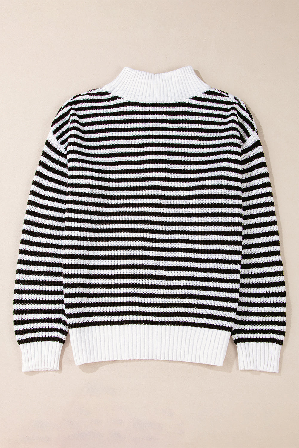 Pull noir à rayures, col zippé, épaules tombantes