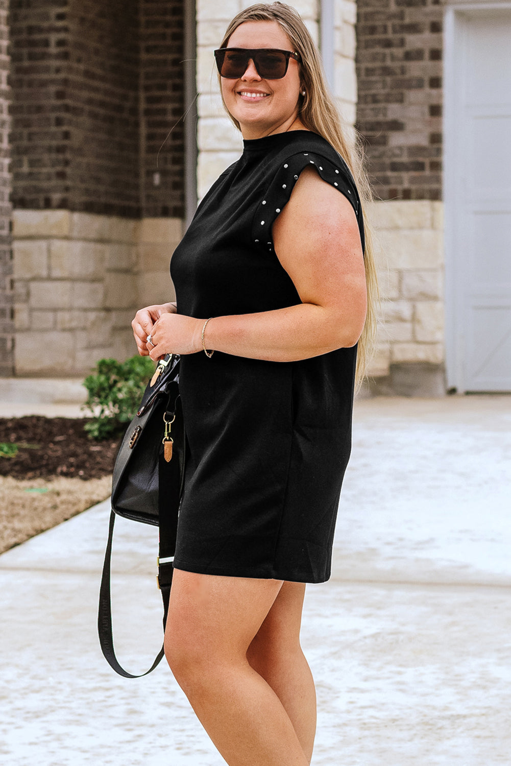 Vestido estilo camiseta negro con manga casquillo y tachuelas de talla grande