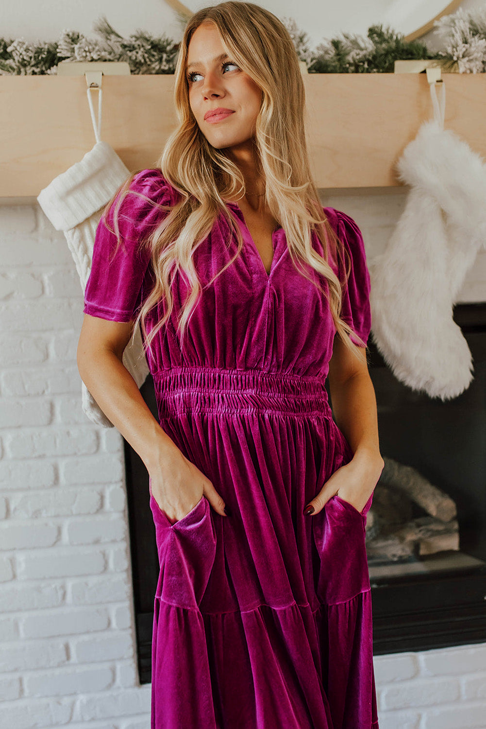 Robe longue en velours Dahlia rouge à manches courtes et taille froncée à plusieurs niveaux