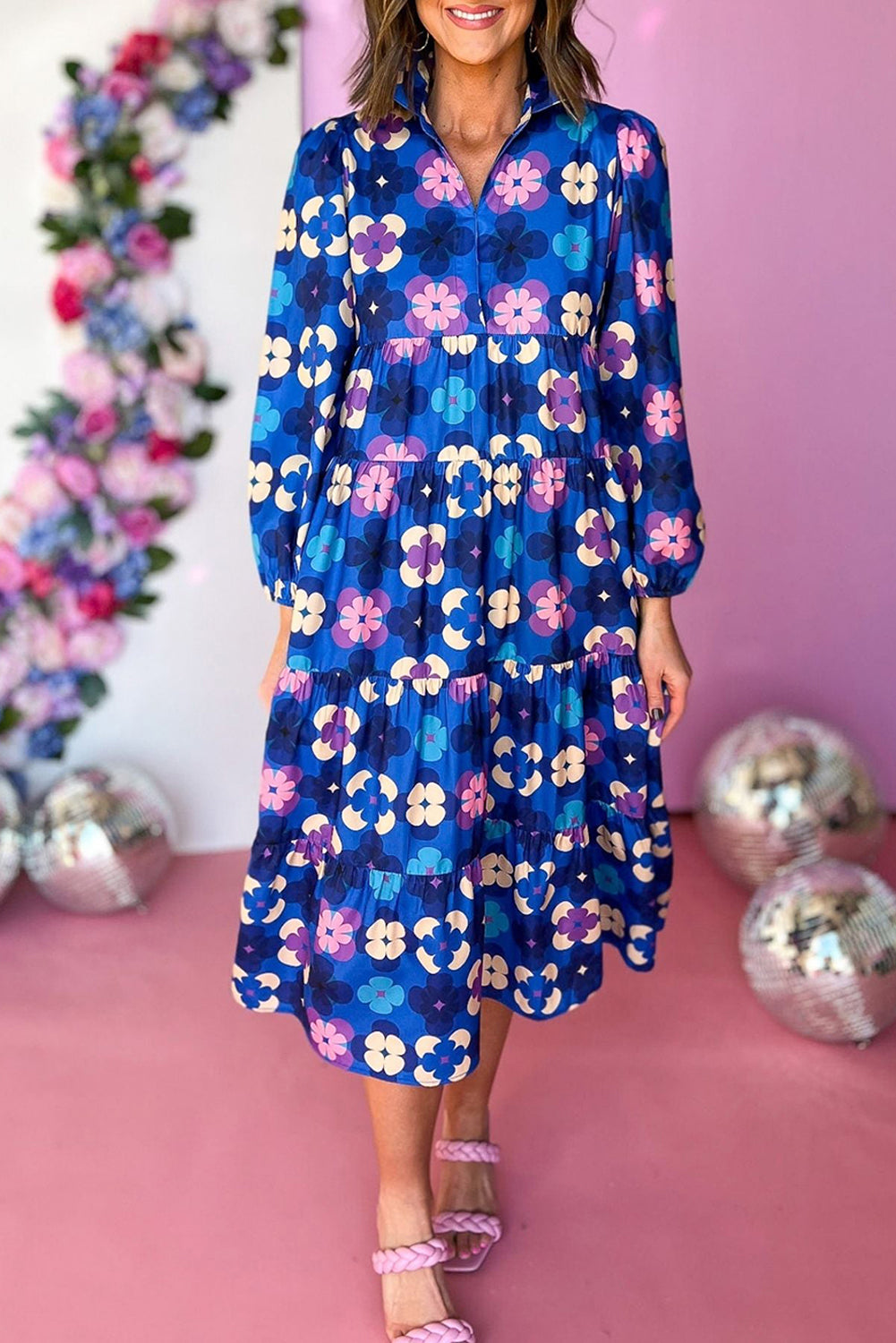 Robe mi-longue bleue à fleurs et manches paysannes à volants et volants