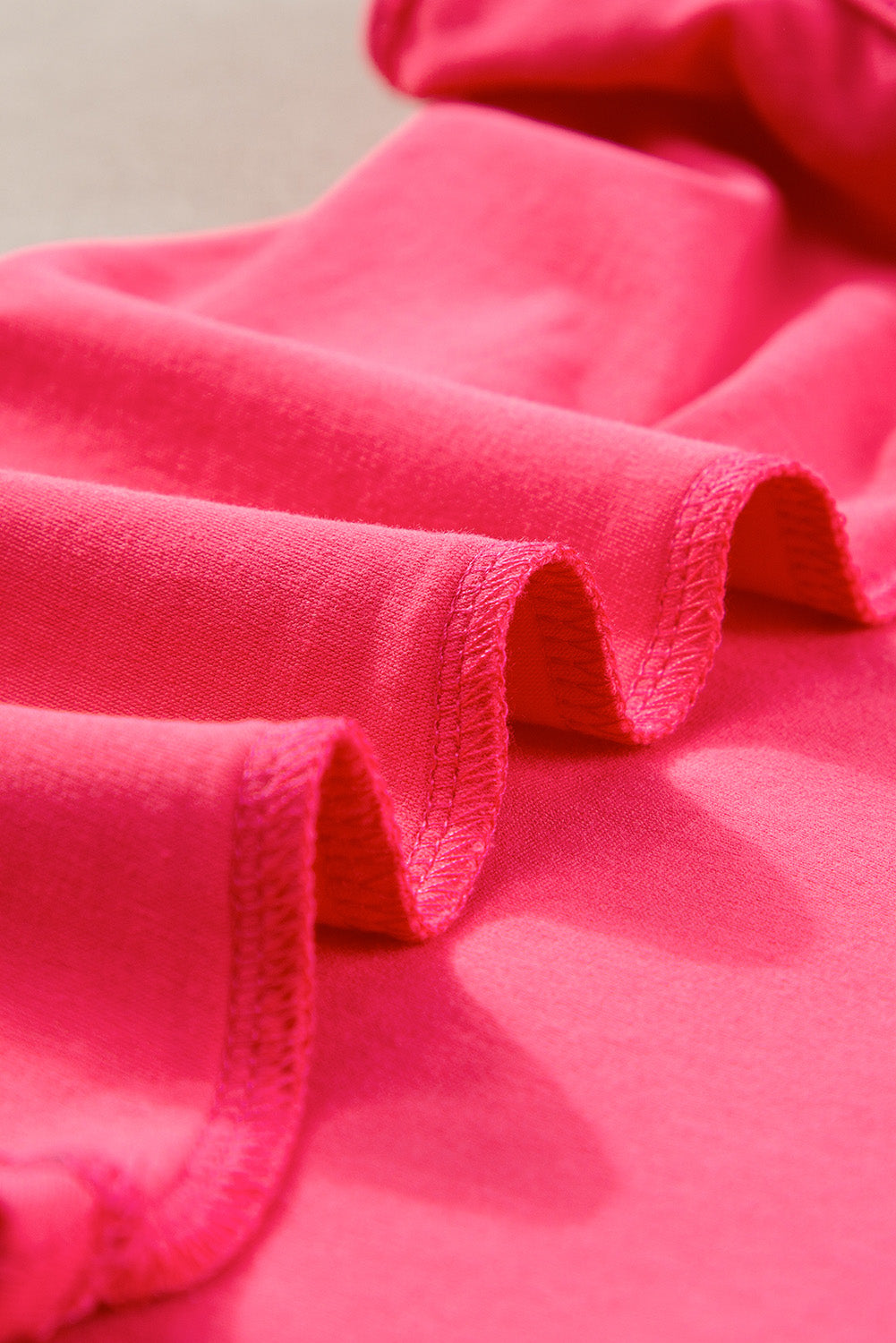 Débardeur slim à larges bretelles et volants rose fraise-A WOMAN WE LOVE