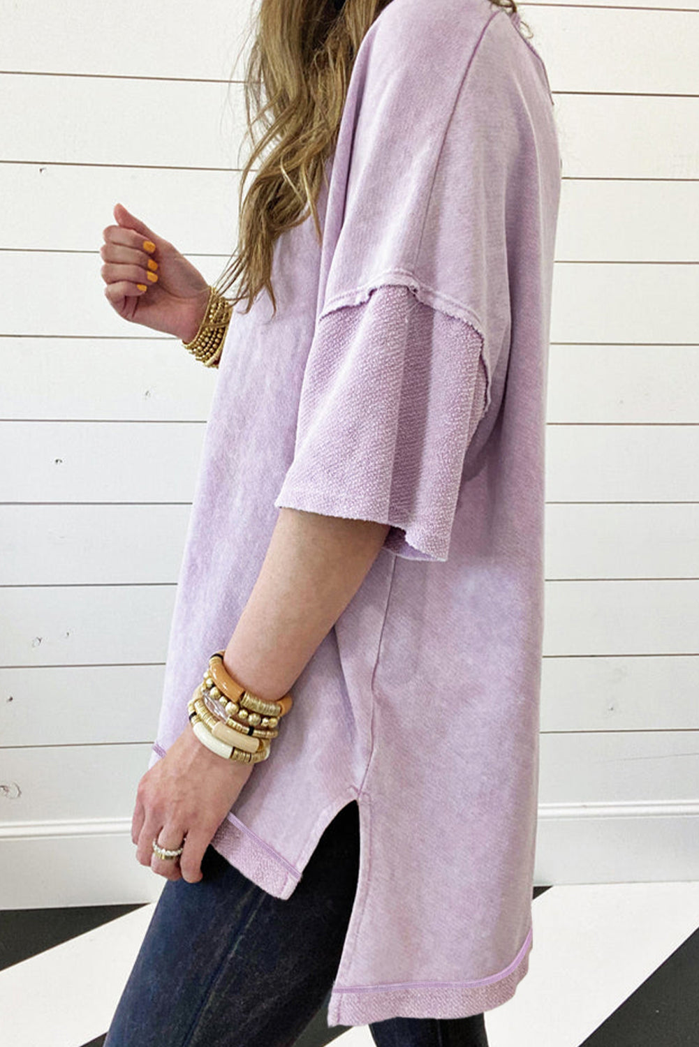 Surprised t-shirt with drooping shoulders and visible seams with mineral washed out and orchid petals