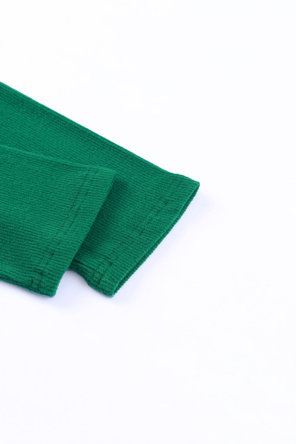 Haut vert à manches longues et col en V au crochet en dentelle