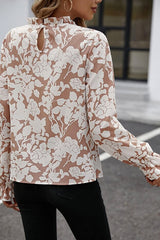 Chemisier beige clair à imprimé floral, décolleté à volants, manches à volants-A WOMAN WE LOVE
