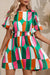 Vestido verde corto con estampado abstracto y mangas hinchadas