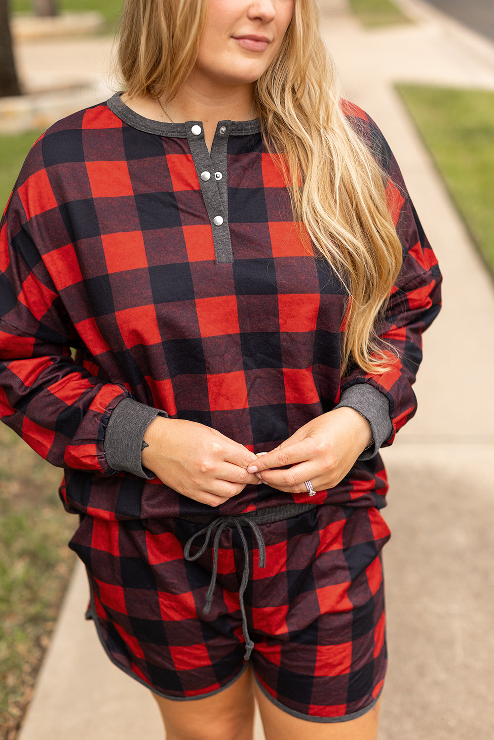 Fiery Red Christmas Buffalo Stampa Henley Top e Shorts Plus Times Set