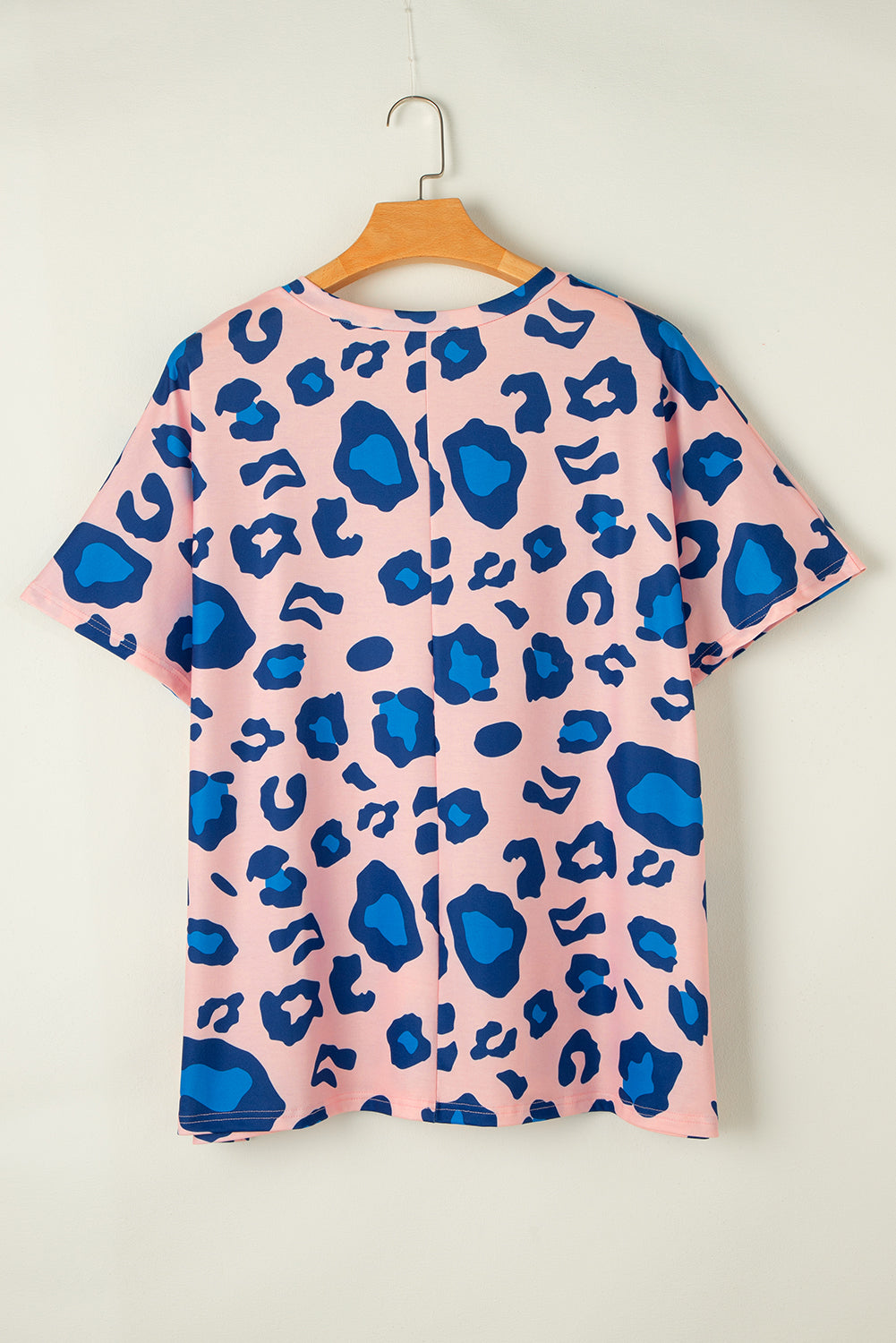 Camiseta de estampado de leopardo rosa de gran tamaño con collar de cuello en V