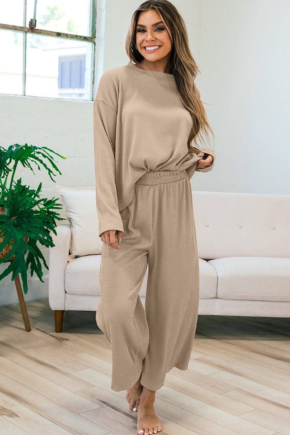 Tenue pull ample texturé et pantalon gris fumée