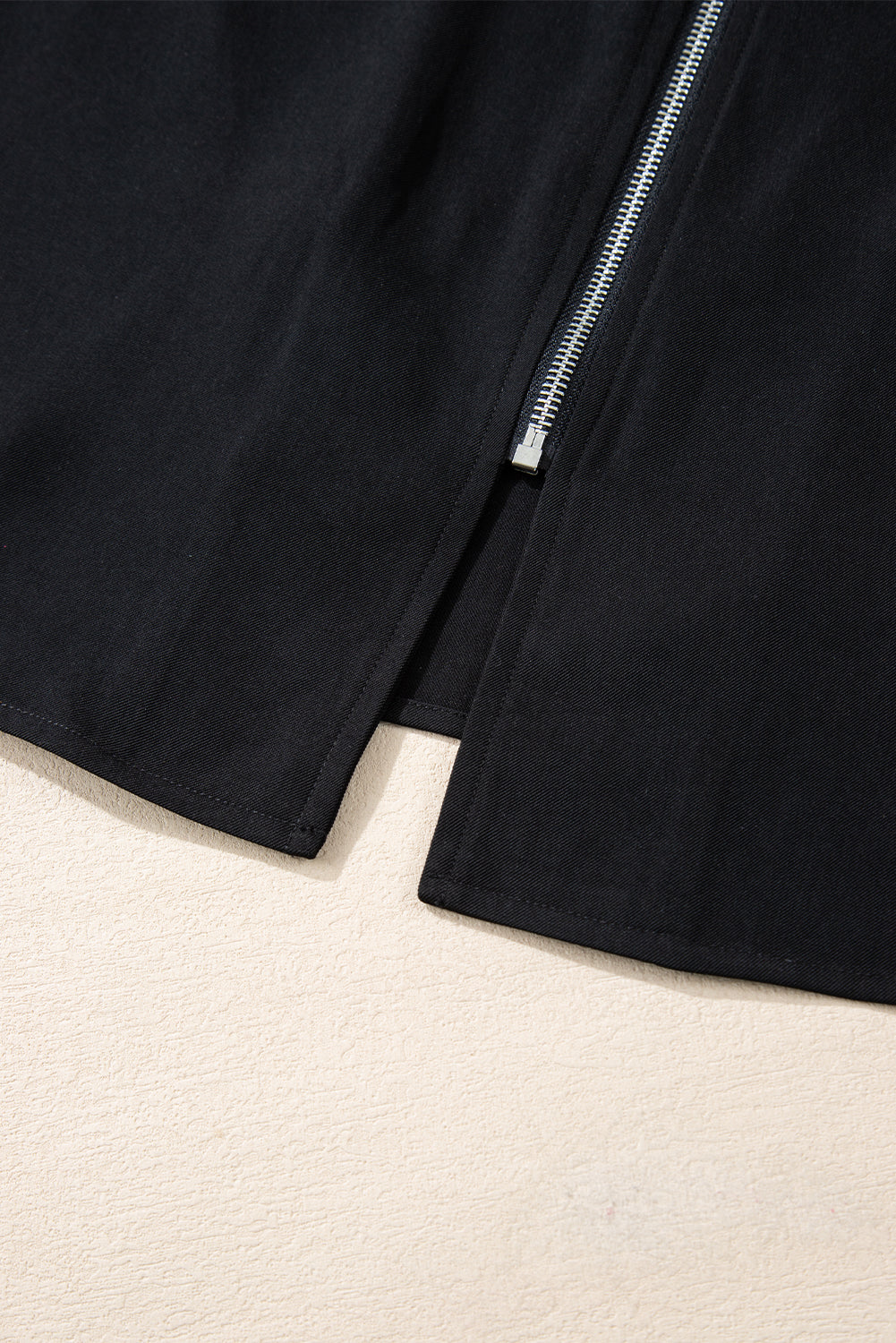 Chaqueta negra negra y manga con cremallera y aleta
