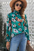 Blusa ahumada con un collar vertical y estampado floral