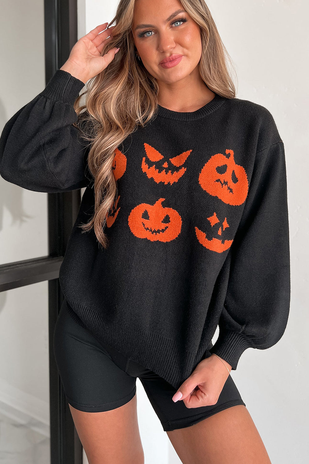 Pull noir à épaules tombantes et motif de visage de citrouille d'Halloween