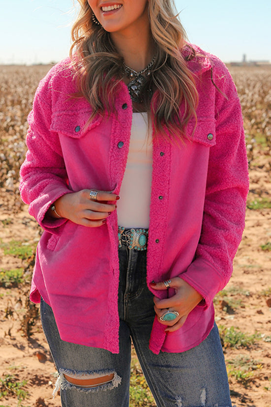 Chaqueta sherpa botonal en faux ante rosa brillante