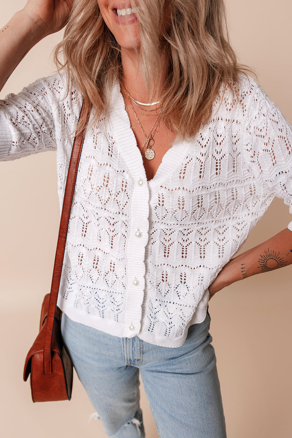 Cardigan blanc Frenchy en maille ajourée à col en V-A WOMAN WE LOVE