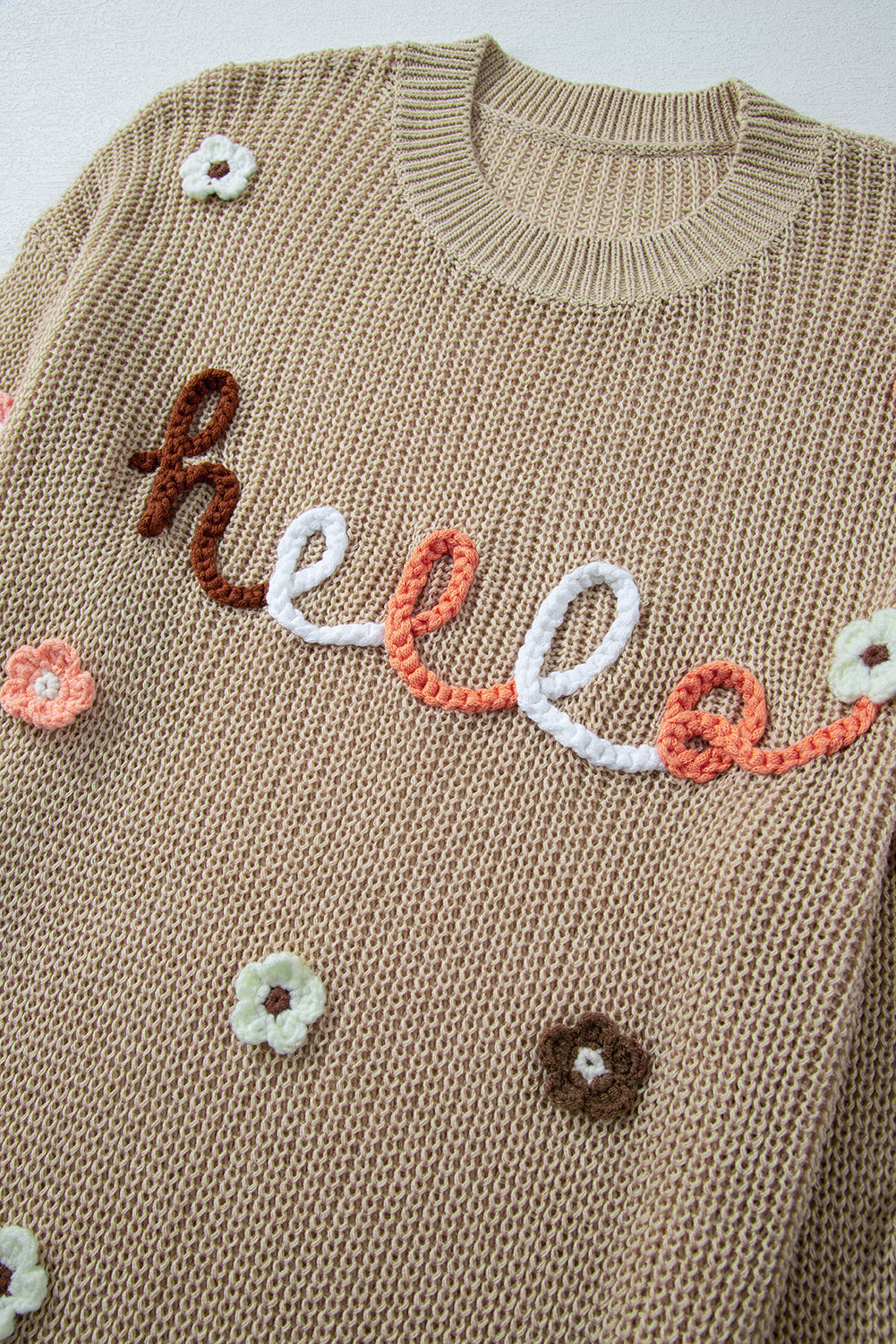 Pull ample en tricot brodé de fleurs