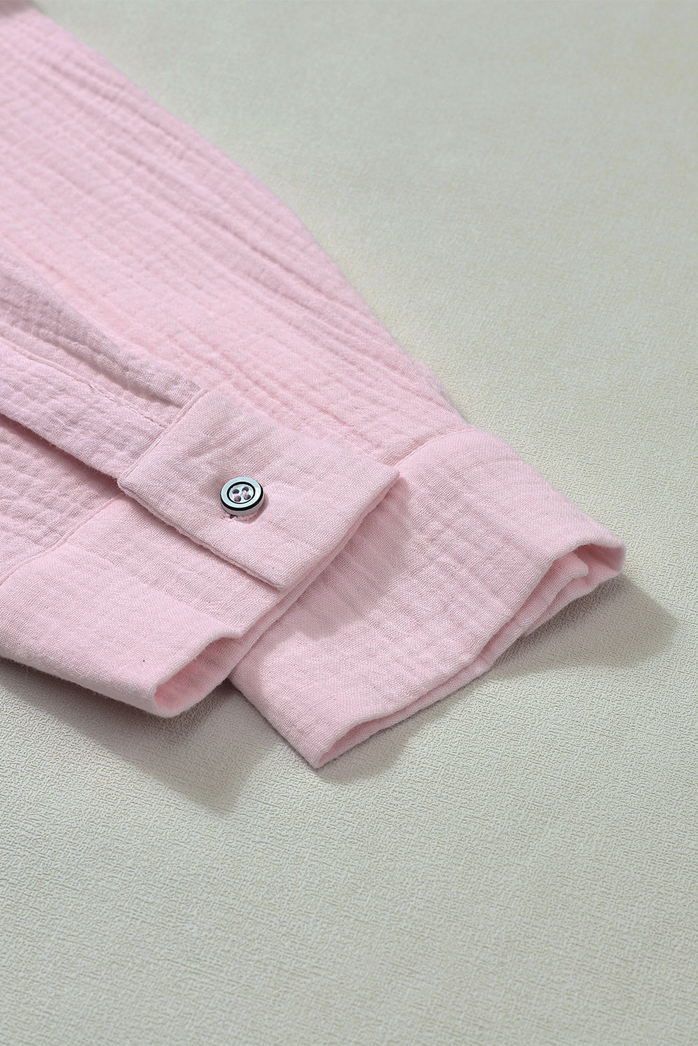 Top henley con abertura desgastada y manga larga arrugada rosa