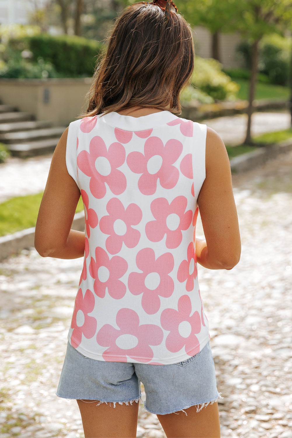 Débardeur rose à col en V tricoté avec jolies fleurs-A WOMAN WE LOVE