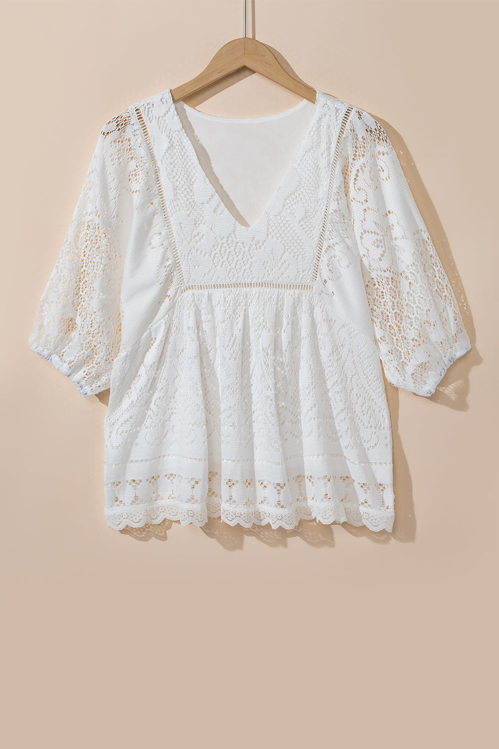 Blouse blanche à col en V et ourlet festonné évidé au crochet en dentelle