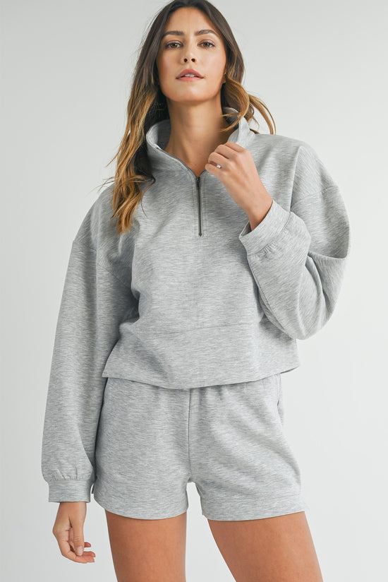 Ensemble sweat-shirt zippé et short gris clair à col montant