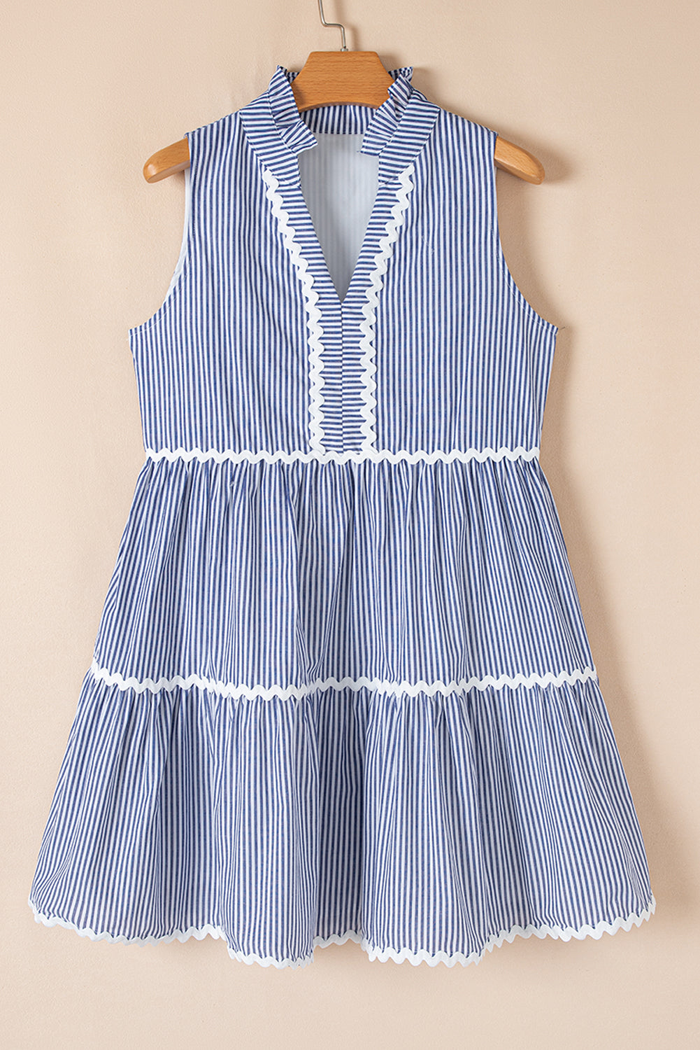 Chic sleeveless dress with split neck *