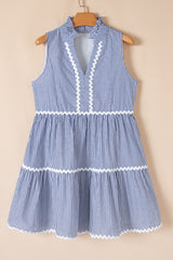 Chic sleeveless dress with split neck *
