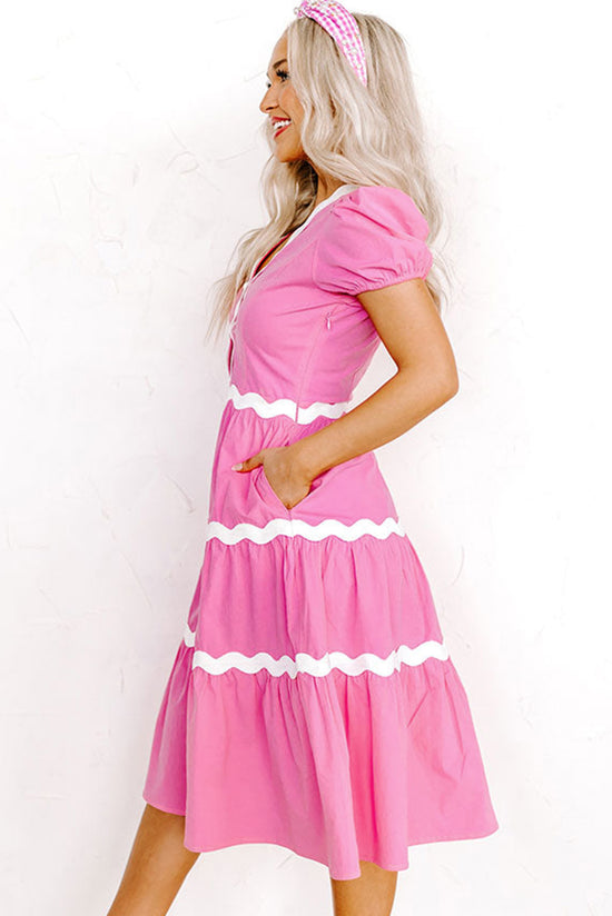 Vestido fluido de longitud media con mangas cortas y hinchazones y caramelo Ric Rac Border