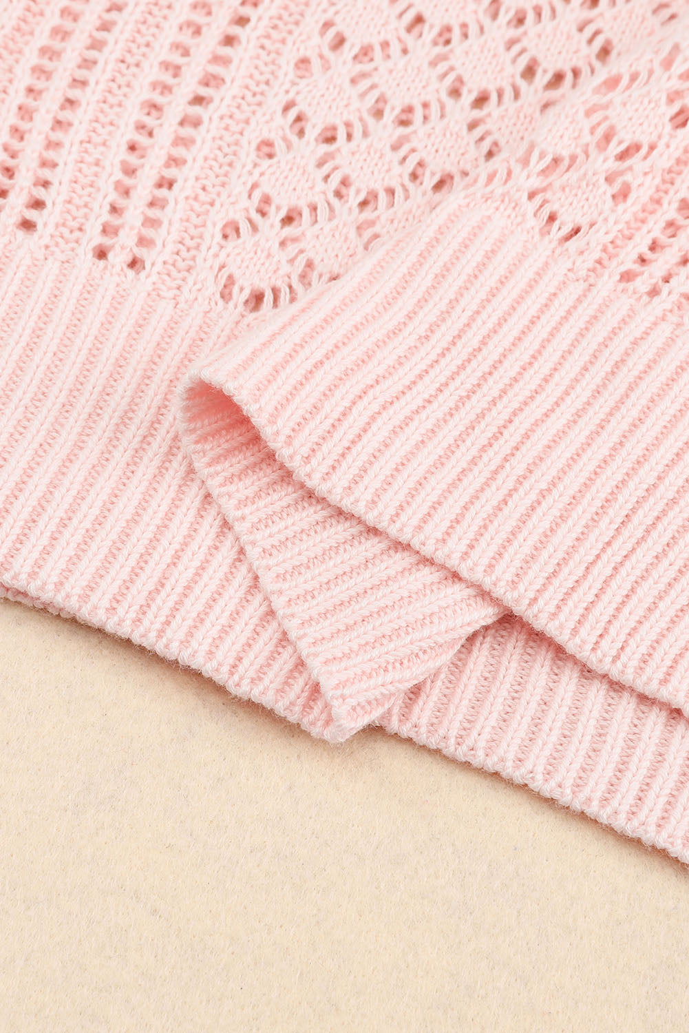 Rosa lose Pointeelle strickte gerippte V -Nackenpullover