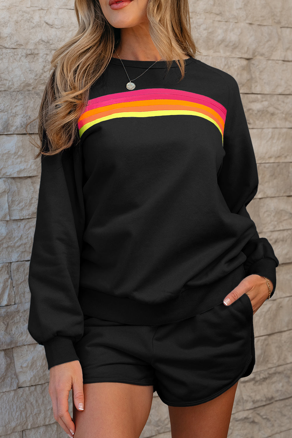 Sweater relajado de dos piezas y pantalones cortos a rayas negras