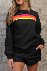 Sweater relajado de dos piezas y pantalones cortos a rayas negras
