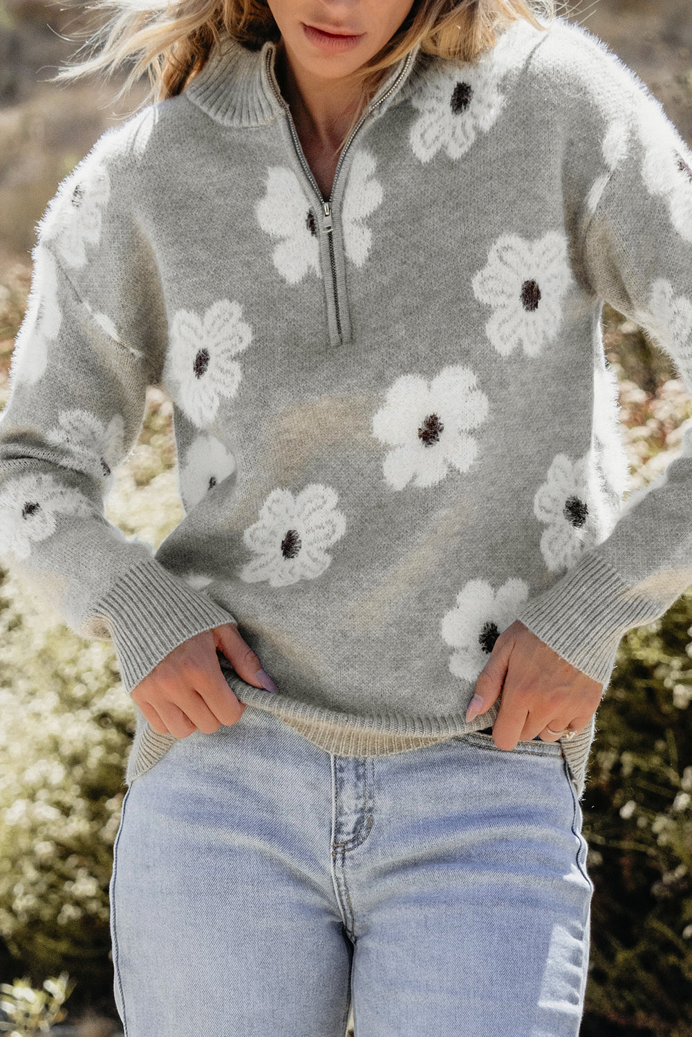 Pull gris à motif floral avec demi-zip et épaules tombantes