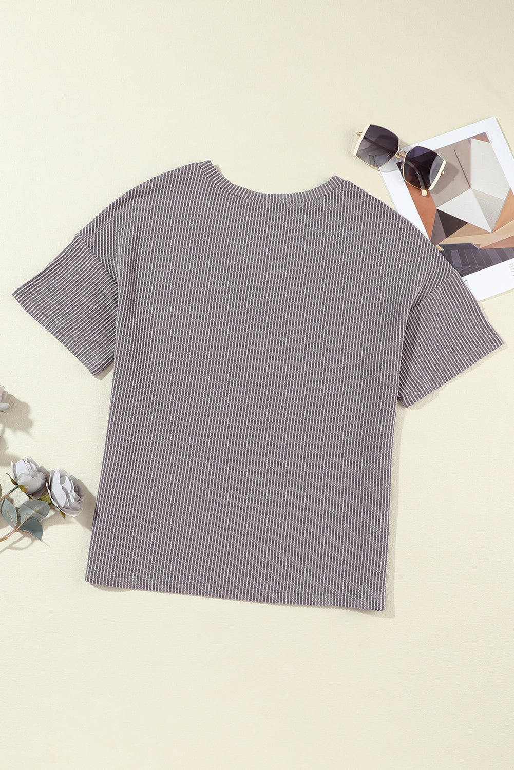 Camiseta grande de gris claro con cuello en V y bolsillo para el pecho