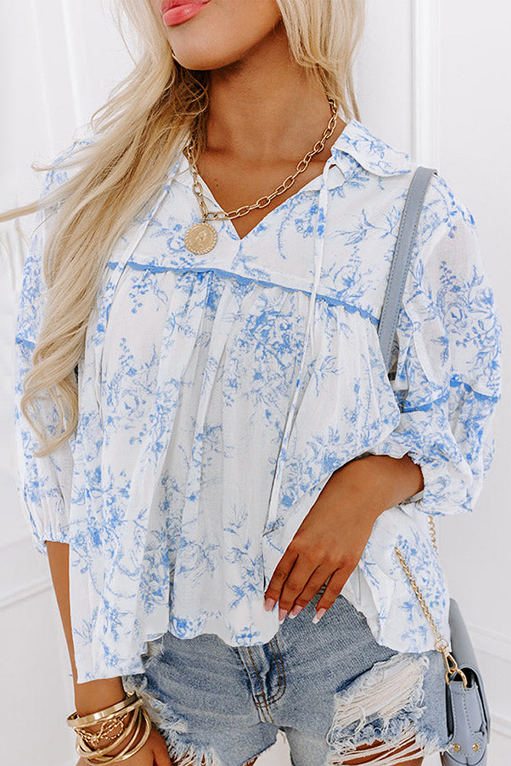 Blusa de cuello atado de la manga floral azul cielo