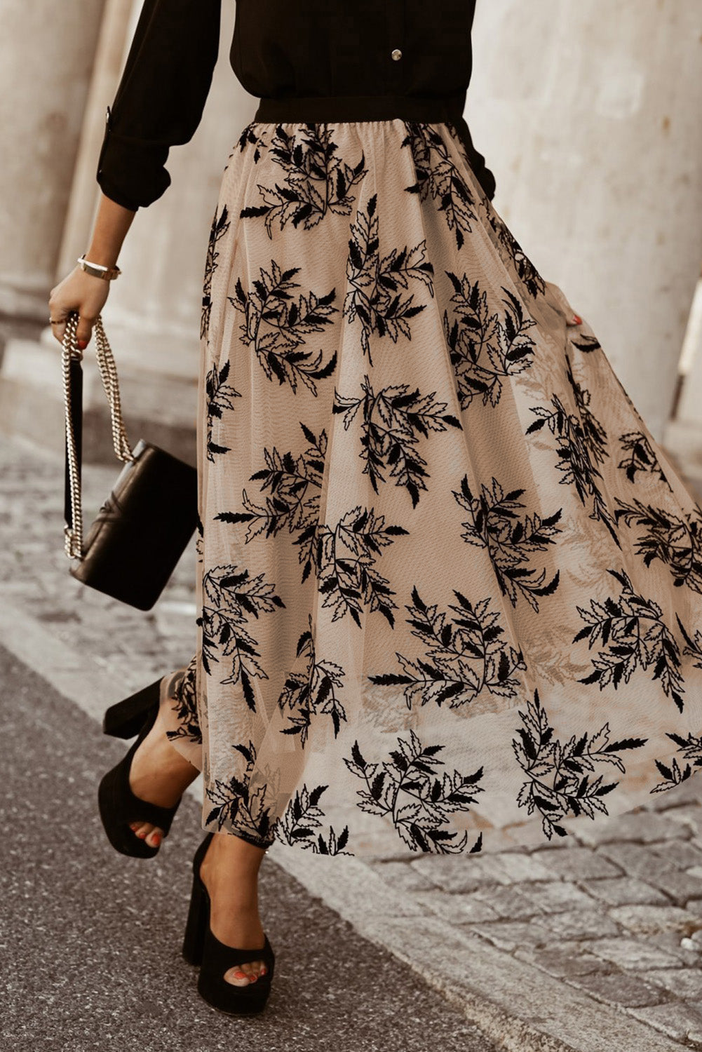 Long waist skirt embroidered with apricot floral leaves