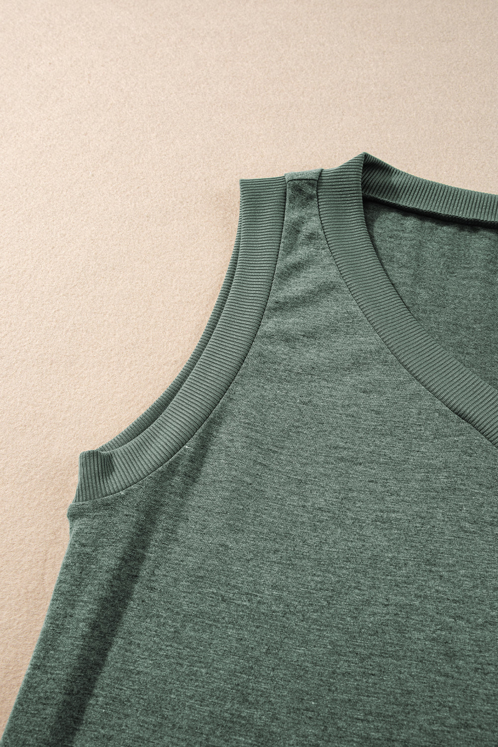 Nebel grün gerippter V -Neck -Tank