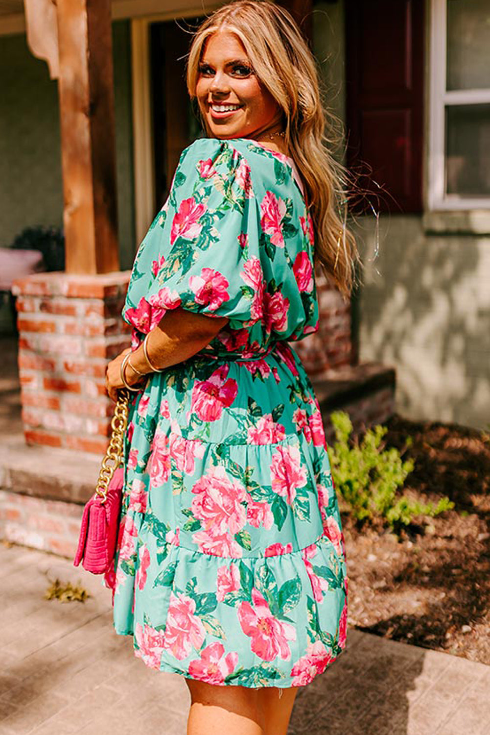 Vestido de talla grande con volantes y sobrepelliz de manga de burbuja floral verde