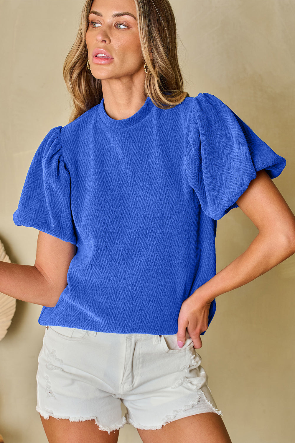 Blouse à col montant et manches bouffantes texturées unies bleu ciel