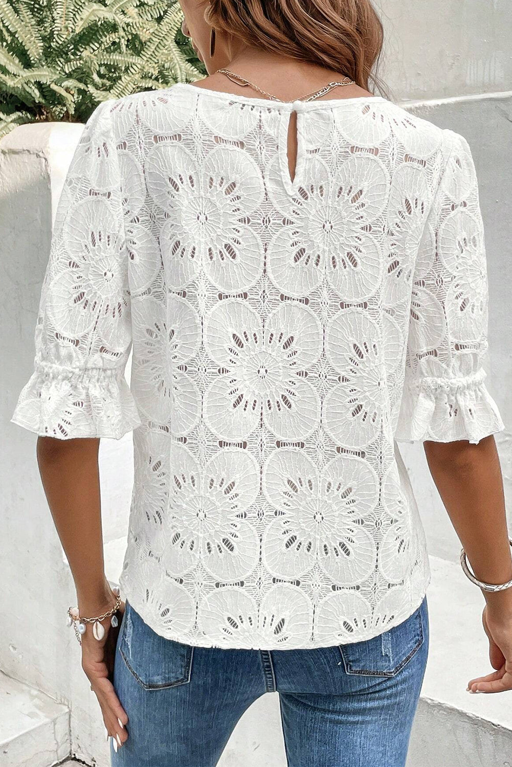 Blanco con mangas de volante y orificio de bloqueo Jacquard con ojales y flores