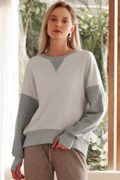 Light gray sweatshirt with dropped shoulders and sleeves with thumbhole