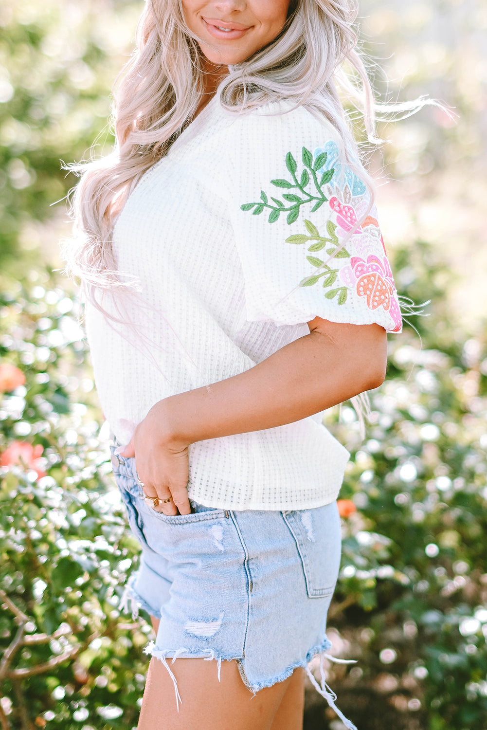 Blouse blanche à col  de fleurs-A WOMAN WE LOVE