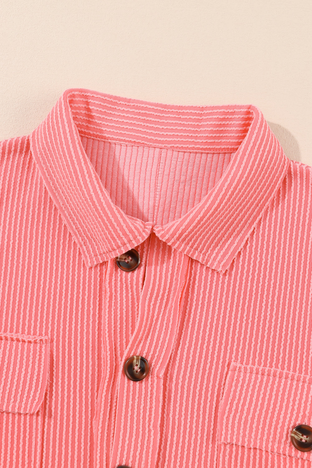 Top henley con bolsillo con solapa y cordón en rosa