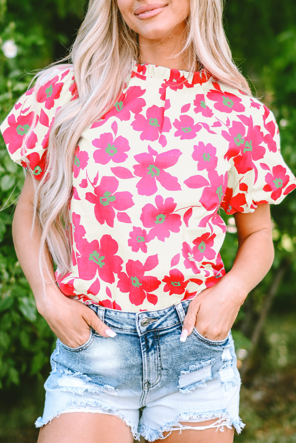 Blusa floral beige con escote con volantes y mangas abullonadas