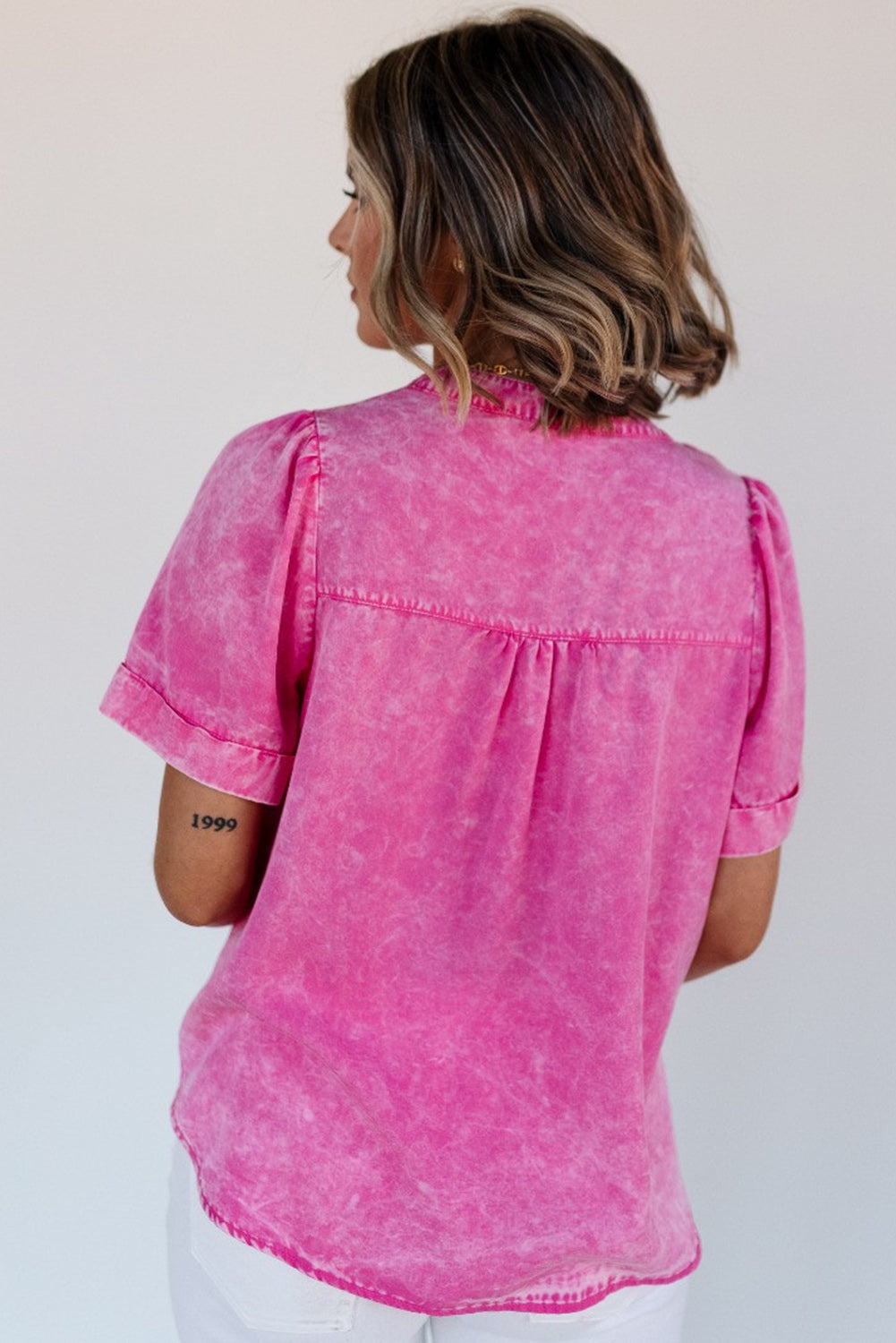 Tasca in tasca con il collo split minerale rosa brillante top in denim