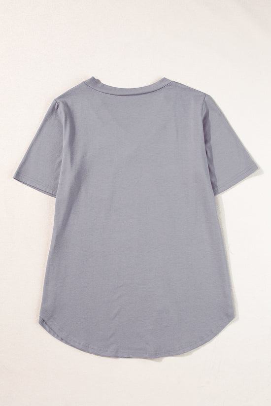 Medium gray t-shirt with clar in V and rounded hem with pockets