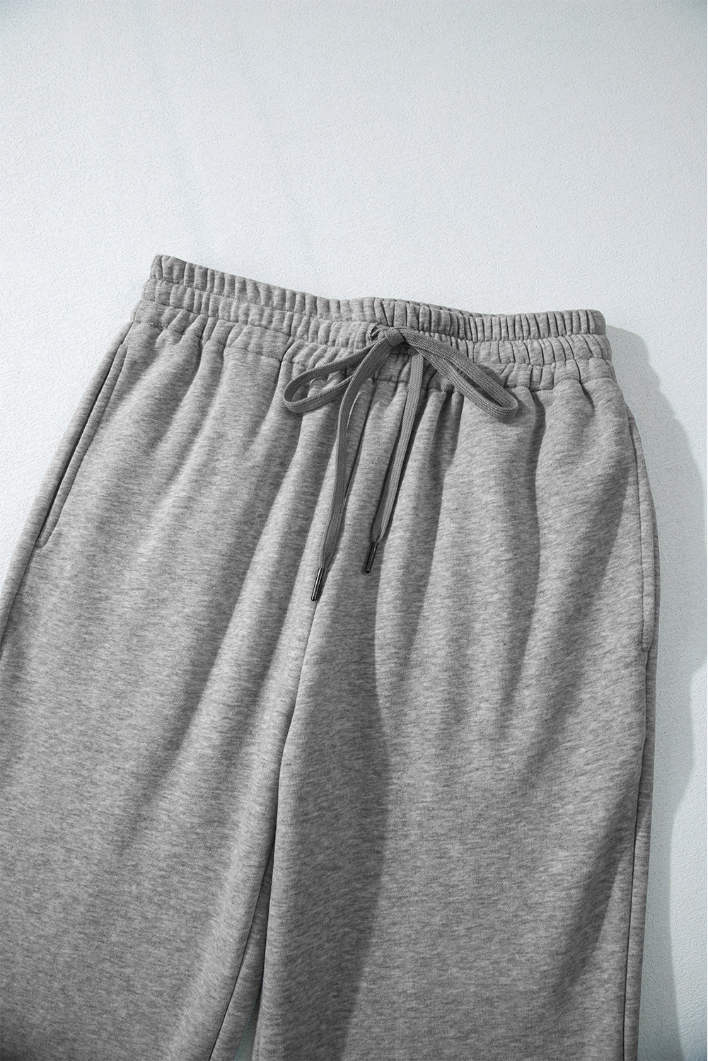 Pantalones casuales con cordón en la cintura y forro polar de color gris claro