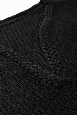 Pull tricoté noir à manches bouffantes et encolure en V crantée tressée