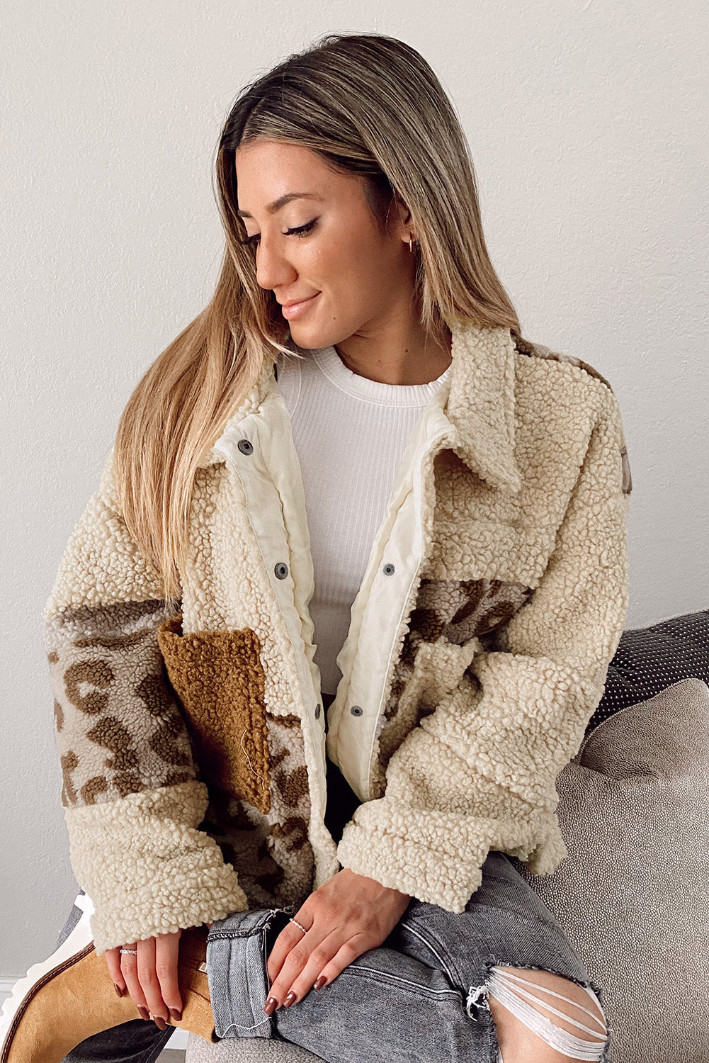 Chaqueta sherpa con botones a presión y patchwork de leopardo beige