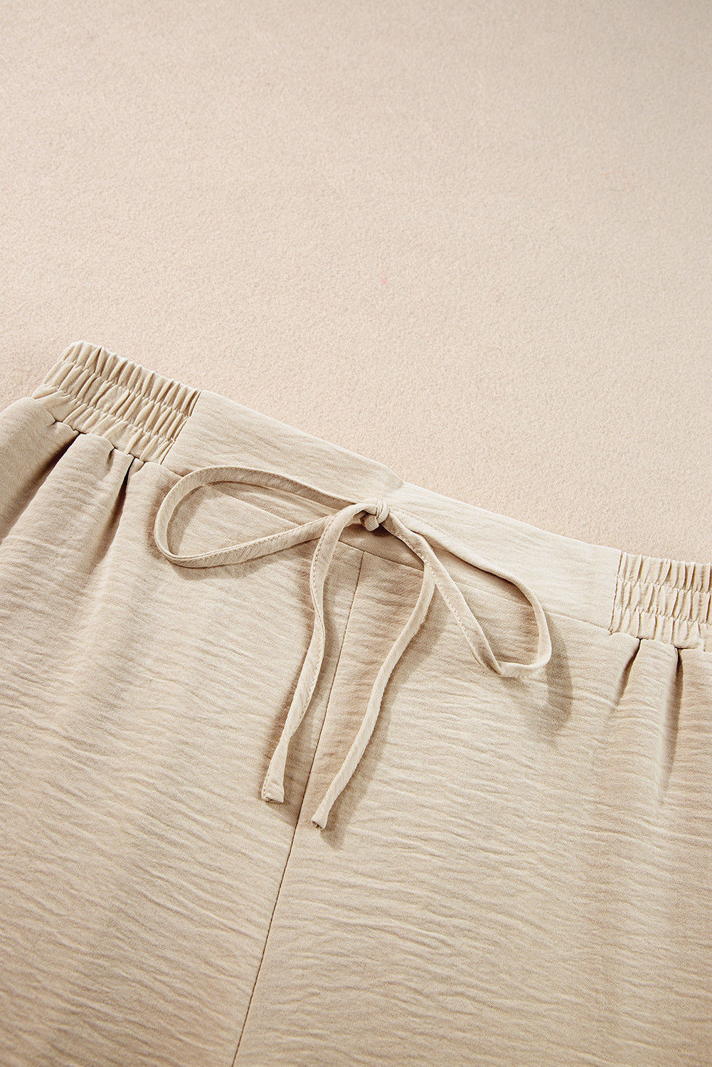 BEIGE CRINKED ELASTIC ELAST CROAD TEE e pantaloni a gamba larga